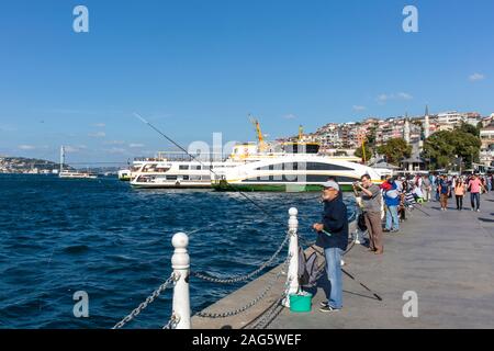 Istanbul, Türkei - 16.September 2019: Menschen durch Uskudar Square in Istanbul, Türkei, am 16.September 2019. Stockfoto