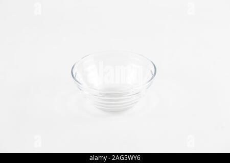 Leere Glasschüssel isoliert auf weißem Hintergrund Stockfoto