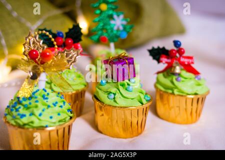 Lecker schön Weihnachten Neujahr Grün gestaltet Cupcakes Stockfoto