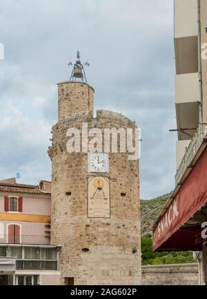 Der Uhrturm in Anduze, Frankreich (Tour de l'horloge) von oben gesehen.. Anduze ist eine Gemeinde im Departement Gard in Südfrankreich am Fuße o Stockfoto