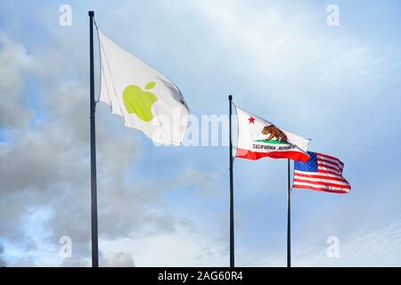 Cupertino, CA, USA - Dezember 14, 2019: in der Nähe von Fahnen vor Apple Hauptsitz mit amerikanischer Flagge Kalifornien Flagge, und Apple Flagge Stockfoto