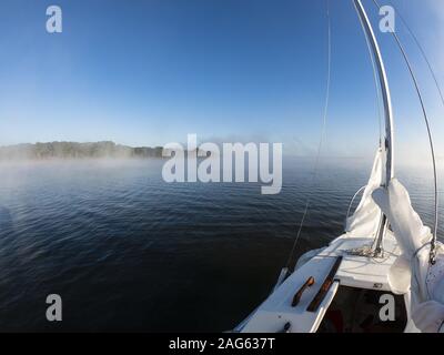 Schöne Aufnahme von Olympus OM-D Boot Segeln am Morgen Mit dem Himmel im Hintergrund Stockfoto