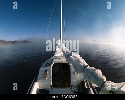 Schöne Aufnahme von Olympus OM-D Boot Segeln am Morgen Mit dem Himmel im Hintergrund Stockfoto