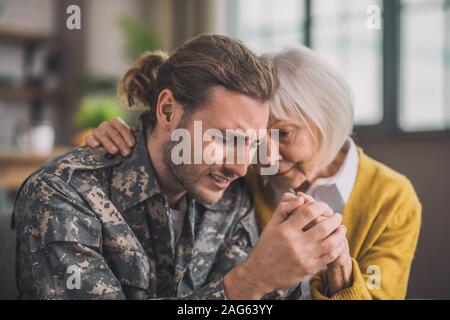 Nach dem Krieg. Jungen gutaussehenden Mann in der Tarnung Stress Stockfoto