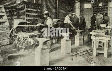 . Überprüfung der Bewertungen und der Welt arbeiten. IN DER OUCHAKD SPHAYlXti TKKES.. Eine COKNEK DER SCHMIEDE. Stockfoto