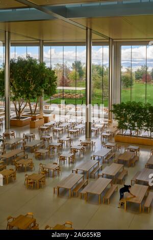 Cupertino, CA USA Dezember 14, 2019: Apple Hauptsitz Niederlassungen Gebäude Mitarbeiter Cafeteria. Stockfoto