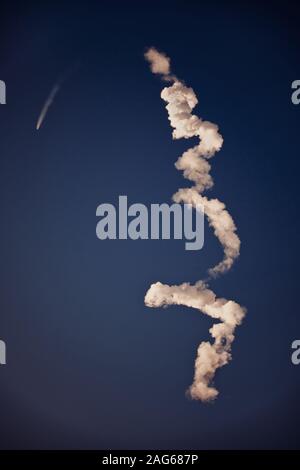 Vertikale Aufnahme einer weißen Wolkenschiene im Dunkeln Nachthimmel - toll für einen kühlen Hintergrund Stockfoto