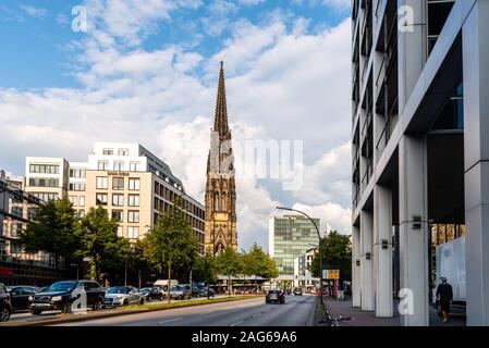 Hamburg, Deutschland - 3. August 2019: Stadtbild mit dem Turm von St. Nikolai Mahnmal auf Hintergrund Stockfoto