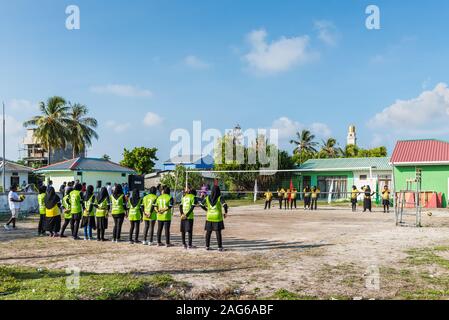 Huraa, Malediven - November 20, 2017: Lokale Schülerinnen bereit, Volleyball für die Meisterschaft der Huraa, Malediven Insel zu spielen. Stockfoto