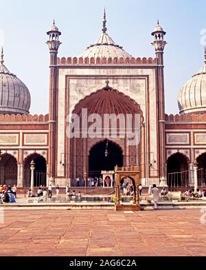 Die einheimischen Sitzen um einen Pool an der Jama Masjid auch als die Freitag Moschee, Delhi, Delhi Union, Indien. Stockfoto