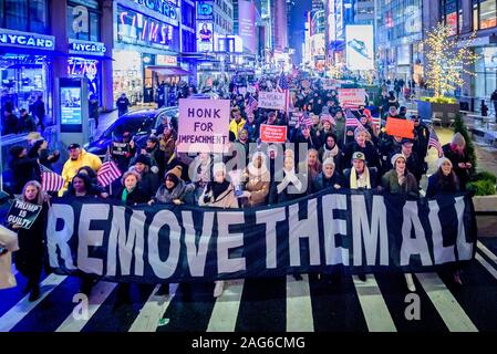 New York, New York, USA. 17 Dez, 2019. In der Nacht vor dem Haus der Vertreter nimmt eine düstere Stimme Trumpf seines Amtes zu entheben, Hunderttausende von Amerikanern die 'Niemand beigetreten ist vor Koalition das Gesetz" an mehr als 500 Veranstaltungen rund um das Land geplant, in der die US-Haus zu stimmen Präsident Donald Trump zu entheben. In New York City tausende Demonstranten auf die Straße gingen, Versammlung an Pater Duffy Square in Times Square, und marschierten den Broadway hinunter zum Union Square. Credit: Erik McGregor/ZUMA Draht/Alamy leben Nachrichten Stockfoto