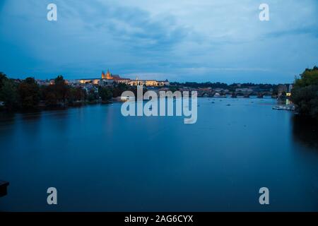 Schöne Landschaft eines Sees mit vielen Booten Umgeben von grünen Bäumen in Prag Stockfoto