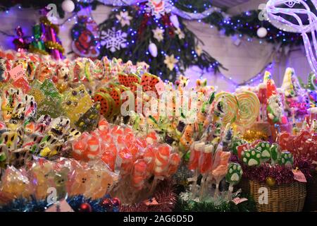 Stall mit traditionellen bunten und festliche Bonbons und Lutscher auf dem Weihnachtsmarkt stehen oder Stockfoto