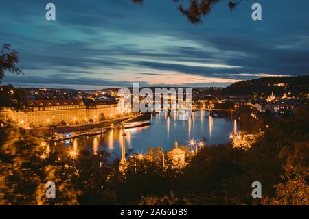 Schöne Aufnahme eines Sees mit der Reflexion der Umgebung Gebäude und Bäume in Prag Stockfoto