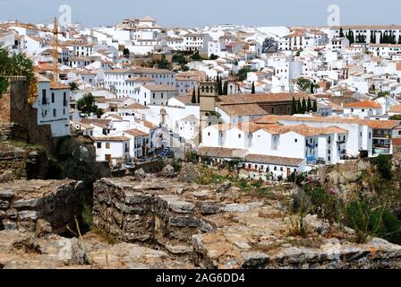 Blick entlang der alten Brücke in Richtung der Kirche von nuestro Padre Jesus und weiß getünchten Gebäuden, Ronda, Spanien. Stockfoto