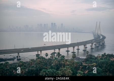 High-Angle-Aufnahme von Bandra Worli sealink in Mumbai eingehüllt Mit Nebel Stockfoto