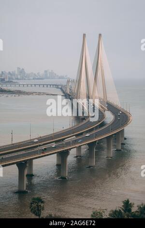 High-Angle-Aufnahme von Bandra Worli sealink in Mumbai eingehüllt Mit Nebel Stockfoto