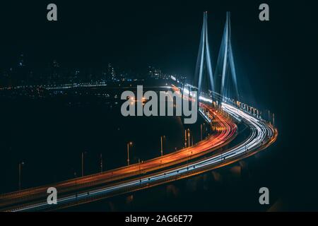 High-Angle-Aufnahme von Bandra Worli sealink in Mumbai Nachts Stockfoto