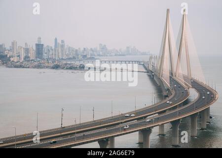 High-Angle-Aufnahme von Bandra Worli sealink in Mumbai eingehüllt Mit Nebel Stockfoto