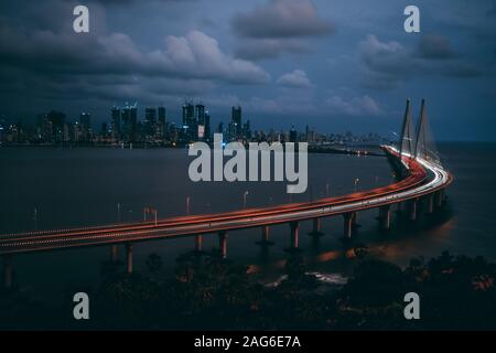 High-Angle-Aufnahme von Bandra Worli sealink in Mumbai Nachts Stockfoto