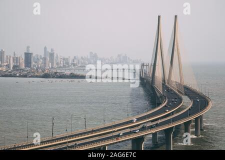 High-Angle-Aufnahme von Bandra Worli sealink in Mumbai eingehüllt Mit Nebel Stockfoto