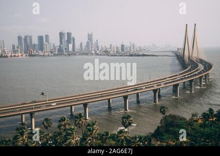 High-Angle-Aufnahme von Bandra Worli sealink in Mumbai eingehüllt Mit Nebel Stockfoto