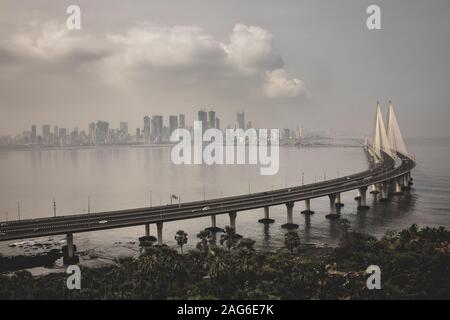 High-Angle-Aufnahme von Bandra Worli sealink in Mumbai eingehüllt Mit Nebel Stockfoto