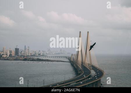 High-Angle-Aufnahme von Bandra Worli sealink in Mumbai eingehüllt Mit Nebel Stockfoto