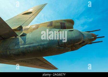 Kanonen auf den Schwanz eines historischen B52 Bomber Stockfoto