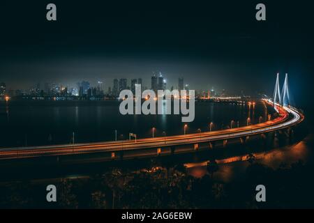 High-Angle-Aufnahme von Bandra Worli sealink in Mumbai Nachts Stockfoto