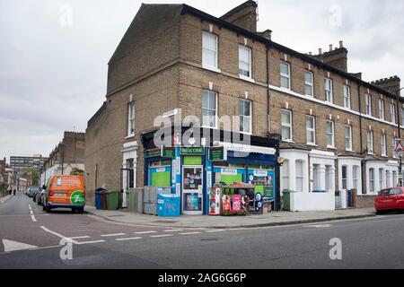 Brook Drive Hales Street Eckladen in Kennington als Ort für Dexys Midnight Runners Videodreh für Hit Single Come on Eileen 1982 Stockfoto