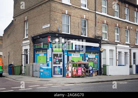 Brook Drive Hales Street Eckladen in Kennington als Ort für Dexys Midnight Runners Videodreh für Hit Single Come on Eileen 1982 Stockfoto