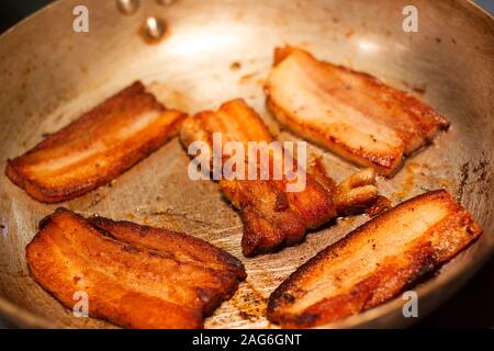 Nahaufnahme des Bacon Kochen in der Pfanne. Stockfoto