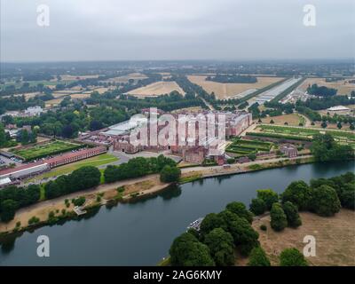 Luftaufnahme des Hampton Court Palace neben dem Die Themse in Großbritannien Stockfoto