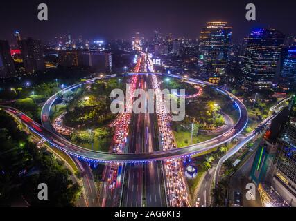 Stau im Berufsverkehr in Semanggi interchange Überführung in der Nacht. Stockfoto