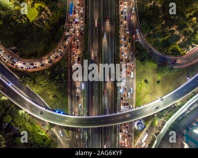 Stau im Berufsverkehr in Semanggi interchange Überführung in der Nacht. Stockfoto