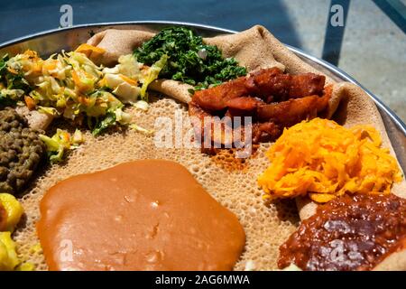 Äthiopien, Amhara, Lalibela, Ben Abeba, gemeinsame Schotten/äthiopischen Restaurant, Yetsom Beyanetu (Bajonett) auf Injera serviert. Stockfoto