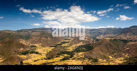 Äthiopien, Amhara, Lalibela, erhöhte Panoramablick auf Ackerland und Berge nördlich-westlich von Ben Abeba Restaurant Stockfoto