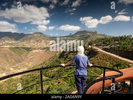 Äthiopien, Amhara, Lalibela, Ben Abeba Restaurant, touristische genießen Aussicht von erhöhten Aussichtsplattform in Richtung Gipfel des Mount Abune Yoseph Stockfoto