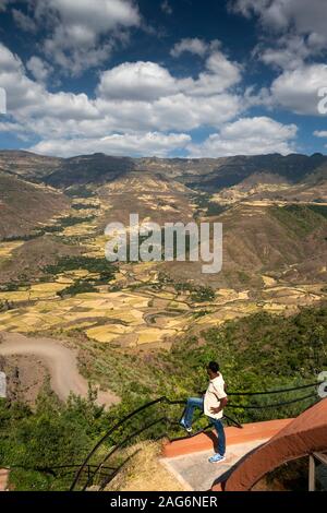 Äthiopien, Amhara, Lalibela, Ben Abeba Restaurant, Mann auf erhöhten Aussichtsplattform genießen Ansicht nord-westlich über Ackerland zu bergen Stockfoto