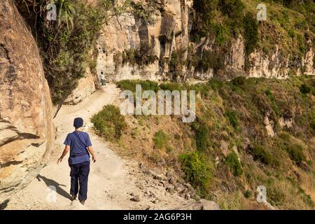 Äthiopien, Amhara, Lalibela, Mount Abuna Yosef, Senior weibliche Touristen auf dem Weg zum asheton Maryam Kloster ist einer der höchsten Stockfoto