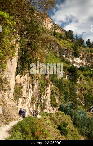 Äthiopien, Amhara, Lalibela, Mount Abuna Yosef, Touristen auf dem Weg zum asheton Maryam Kloster eines der größten Klöster des Landes Stockfoto