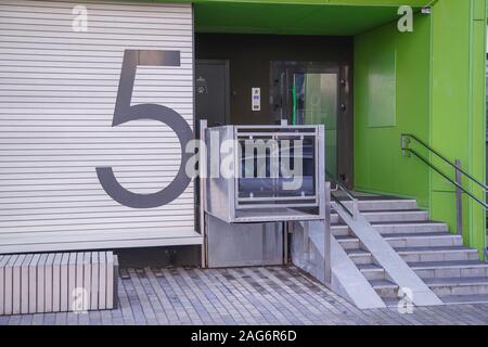 Die speziellen Aufzug für Behinderte am Eingang zum Wohnhaus Stockfoto