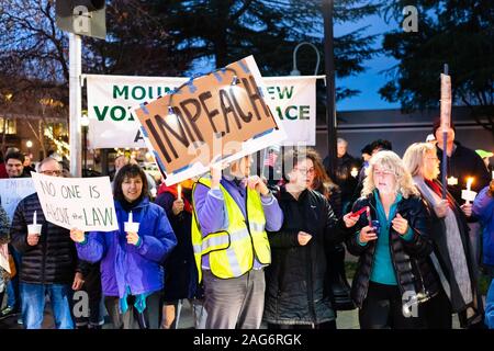 Dez 17, 2019 Mountain View/CA/USA - Demonstranten tragende Zeichen im Amtsenthebungsverfahren Eve Vigil Rallye in eine der Städte, die auf die Bucht von San Francisco statt. Stockfoto