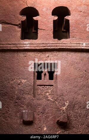 Äthiopien, Amhara, Lalibela, alte Felsen geschnitten Kirchen, Wette Medhane Alem Kirche geschnitzten Fenstern Stockfoto