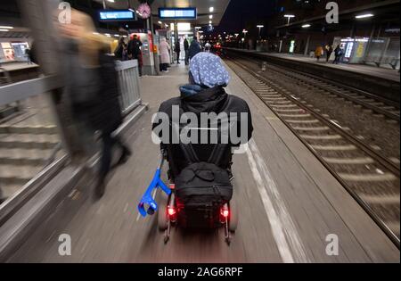 Ludwigsburg, Deutschland. 17 Dez, 2019. Steffen Gödecke fährt mit seinem elektrischen Rollstuhl entlang einer Spur in der Station. Credit: Marijan Murat/dpa/Alamy leben Nachrichten Stockfoto