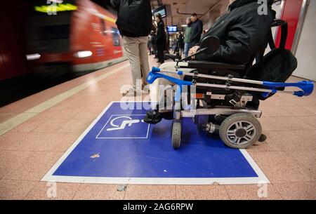 Stuttgart, Deutschland. 17 Dez, 2019. Steffen Gödecke steht mit seinem Rollstuhl auf einen Marker für Rollstuhlfahrer in einer S-Bahn-Station am Hauptbahnhof. Credit: Marijan Murat/dpa/Alamy leben Nachrichten Stockfoto