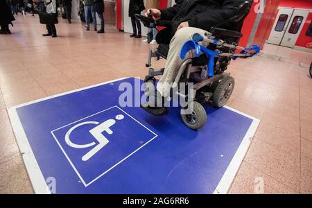 Stuttgart, Deutschland. 17 Dez, 2019. Steffen Gödecke steht mit seinem Rollstuhl auf einen Marker für Rollstuhlfahrer in einer S-Bahn-Station am Hauptbahnhof. Credit: Marijan Murat/dpa/Alamy leben Nachrichten Stockfoto