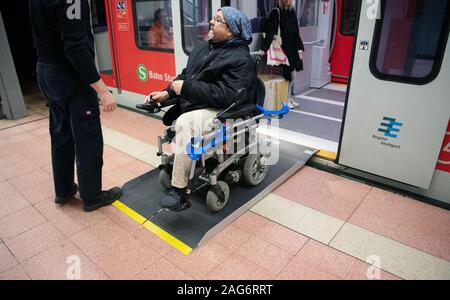 Stuttgart, Deutschland. 17 Dez, 2019. Steffen Gödecke reist mit seinem Rollstuhl über eine Rampe von der S-Bahn in einer S-Bahn-Station am Hauptbahnhof. Credit: Marijan Murat/dpa/Alamy leben Nachrichten Stockfoto