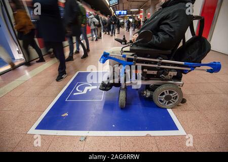 Stuttgart, Deutschland. 17 Dez, 2019. Steffen Gödecke steht mit seinem Rollstuhl auf einen Marker für Rollstuhlfahrer in einer S-Bahn-Station am Hauptbahnhof. Credit: Marijan Murat/dpa/Alamy leben Nachrichten Stockfoto